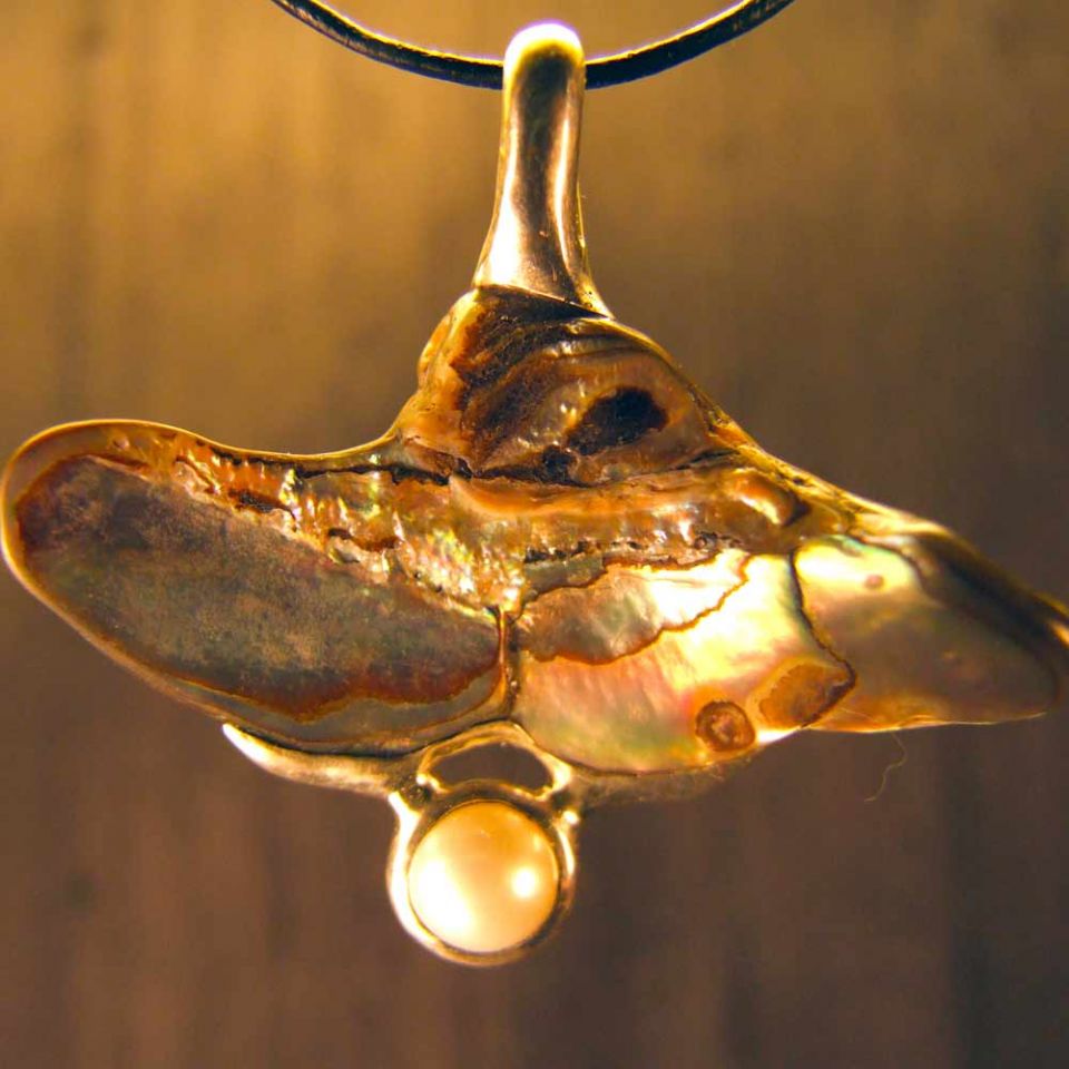 Eine Abalone mit einer Süßwasserperle in Silber