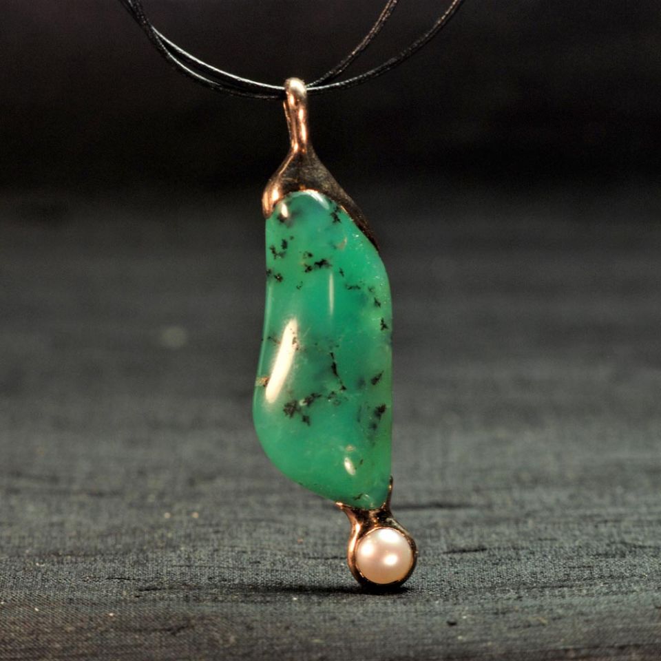 Ein Chrysopras in Bronze mit einer Süßwasserperle